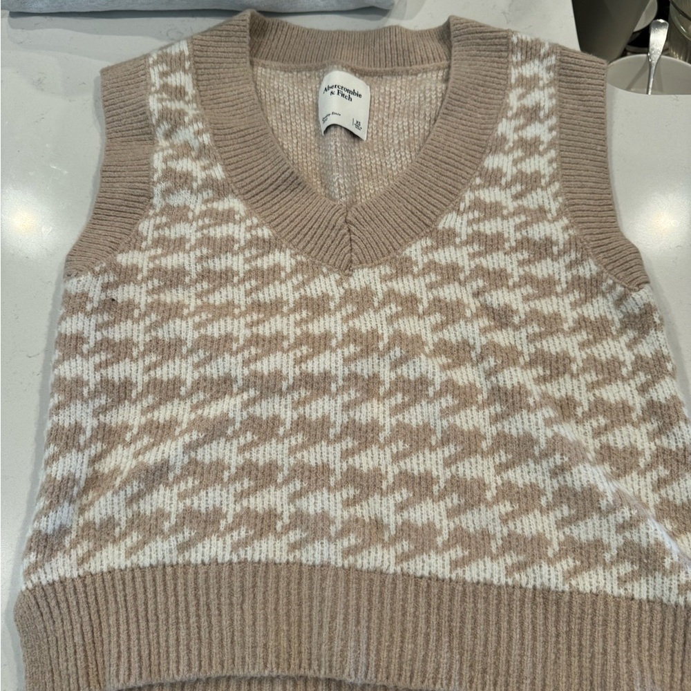 Abercrombie & Fitch Tan and White Boxy Ribbed Sweater Vest